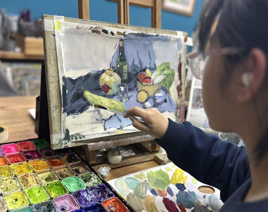 学生专注创作中