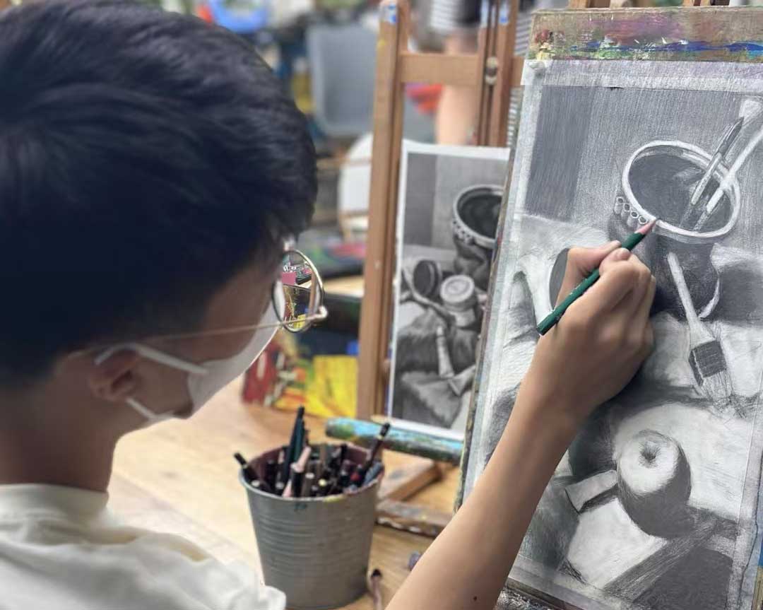 学生专注绘画训练